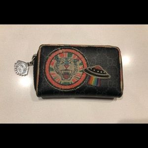 Small womens GUCCI wallet.